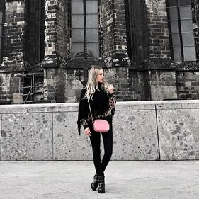 Lady Emre Can caliente su Instagram: gli scatti di Maria Cataleya 9