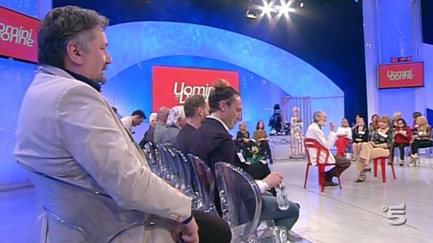 Uomini e Donne, corteggiatore ruba il portafogli al rivale durante la trasmissione