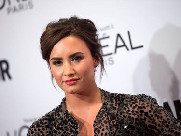 Demi Lovato hot in calze a rete 10