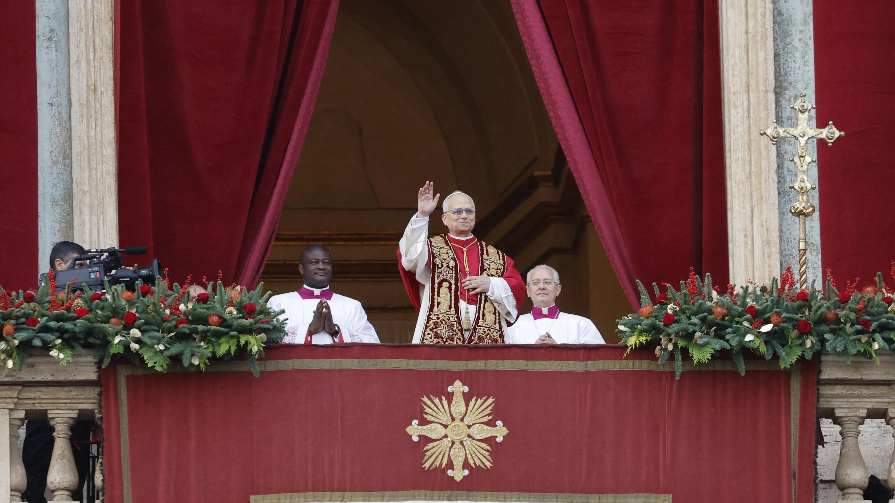 Prima la messa di Natale, poi la benedizione Urbi et Orbi di Papa Leone: "Respingere l'odio. Chi non ama il prossimo non può amare Dio"