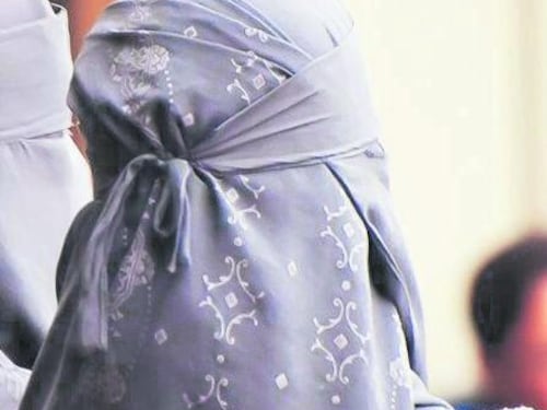Modena, 15enne decide di non mettere il velo: picchiata dalle compagne di classe marocchine
