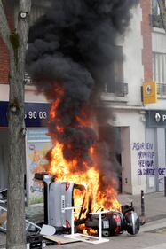 Parigi, scontri tra anarchici e polizia: auto distrutte, vetrine infrante 12