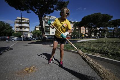 Rifiuti, i militanti dem puliscono le strade di Roma 3