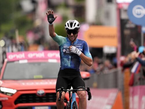 Giro, impresa d’altri tempi di Vendrame che vince da solo a Sappada