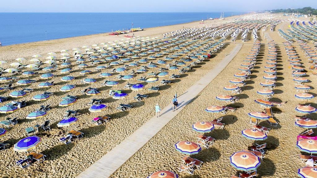 In spiaggia con l'app ed aree di 54 mq tra ombrelloni: mare e monti in cerca di turisti