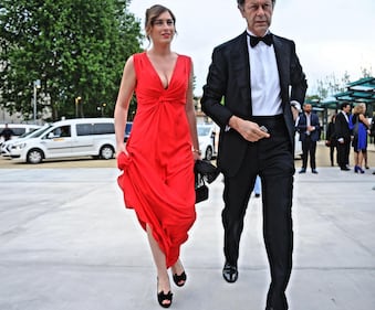 La Boschi rosso fuoco con l'abito scollatissimo 3