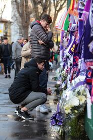 L'ultimo saluto ad Astori: i tifosi della Fiorentina in massa a Coverciano 9