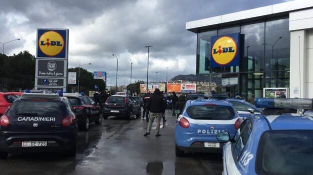 "Non sappiamo come pagare la spesa". E provano a portare via i carrelli pieni