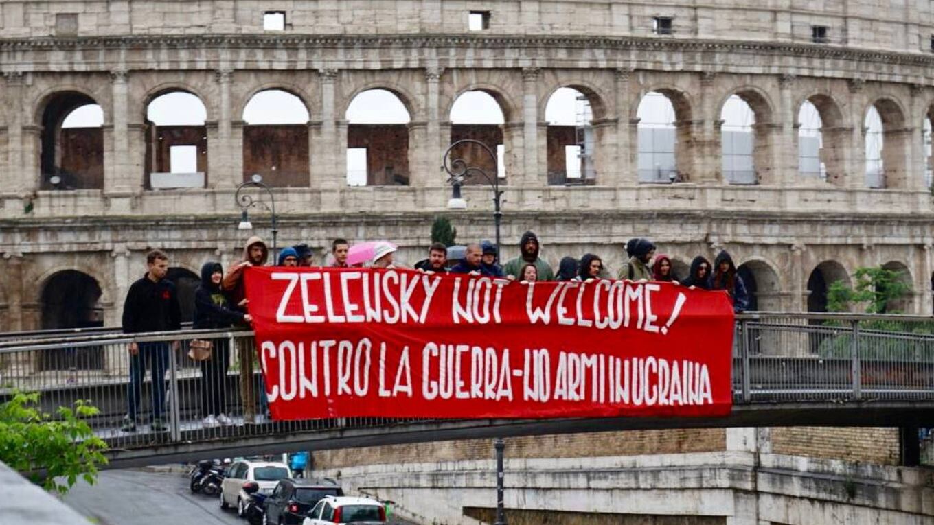 "Zelensky non sei benvenuto". Il sit-in dei giovani comunisti