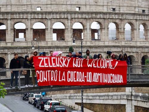 "Zelensky non sei benvenuto". Il sit-in dei giovani comunisti