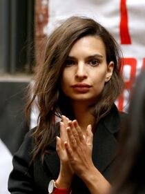 Emily Ratajkowski, topless e corpo nudo 32