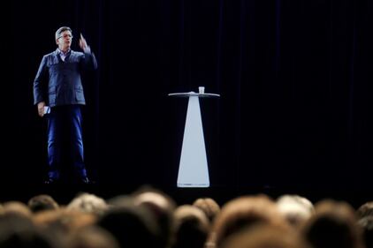 Francia, Melenchon fa il comizio in ologrammi 5