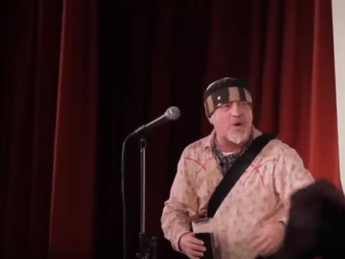 Ha un infarto in scena, il pubblico crede sia un gag e viene lasciato morire sul palco