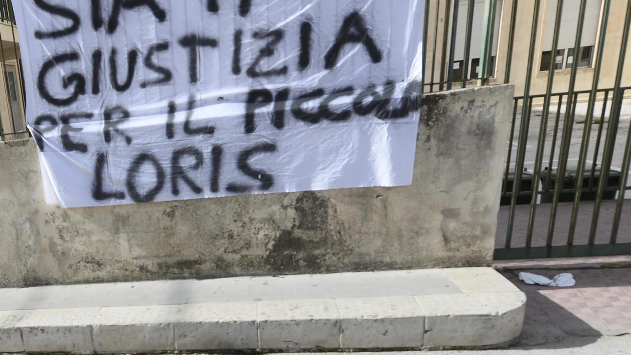 E il pm ora accusa anche il paese: "C'è troppa omertà"