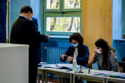 Berlusconi vota a Milano 4