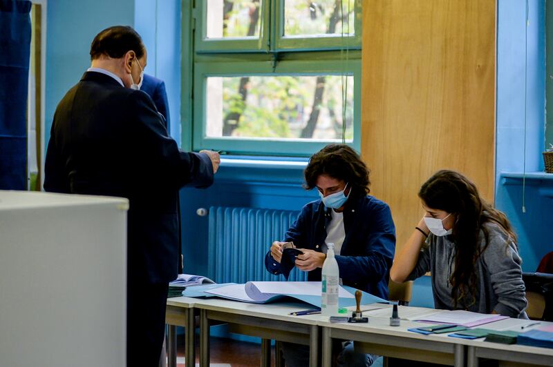 Berlusconi vota a Milano 4