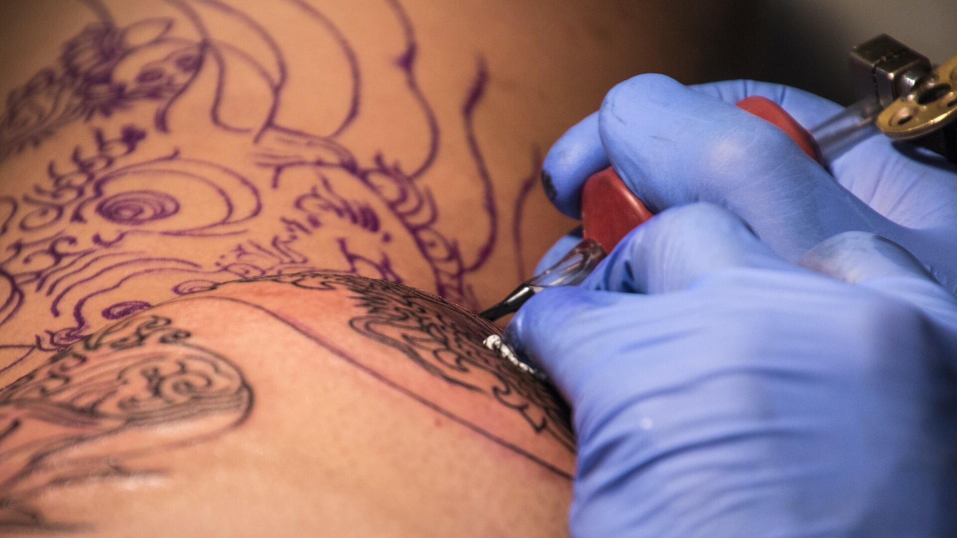 "Niente tatuaggi osceni in vista". Ed è bufera sull'annuncio di lavoro