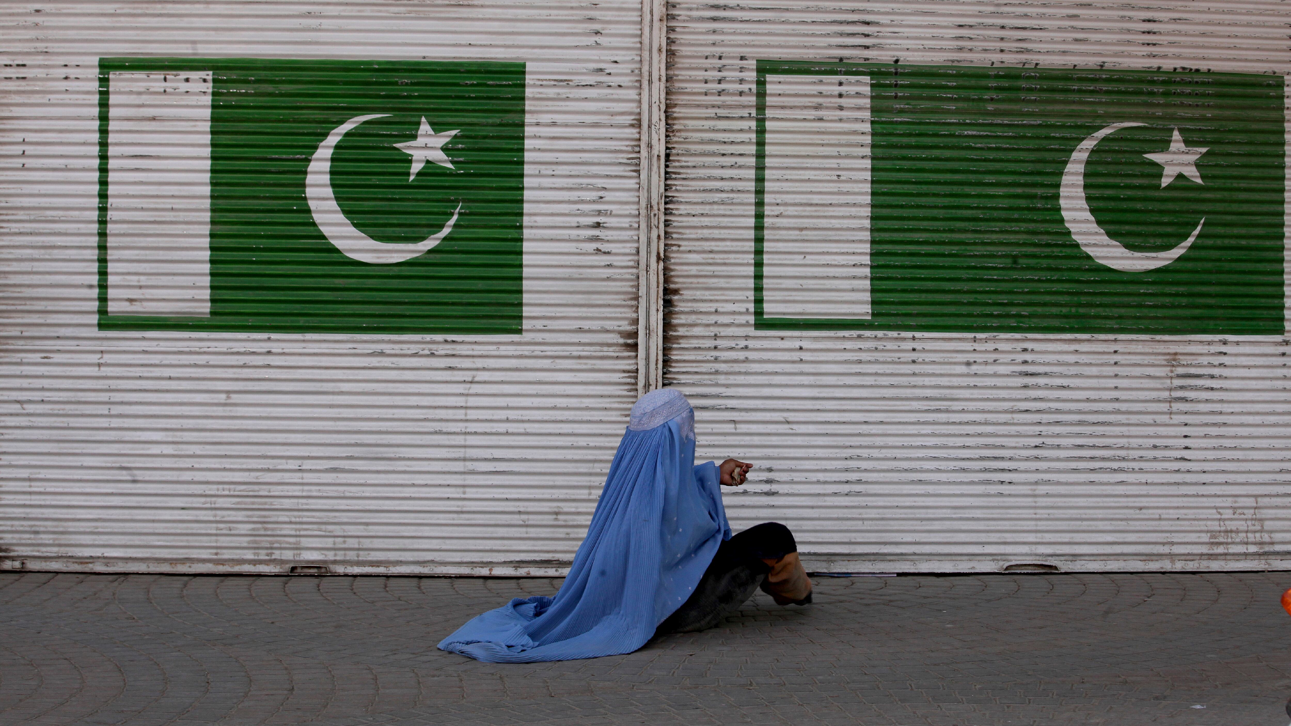 Pakistan, bimba di 4 anni violentata, ammazzata e gettata nella fognatura