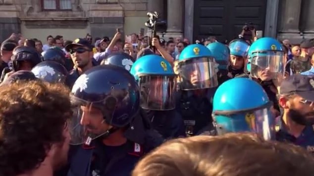 Lo "show" antagonista Prima contestano Salvini e poi accerchiano l'auto