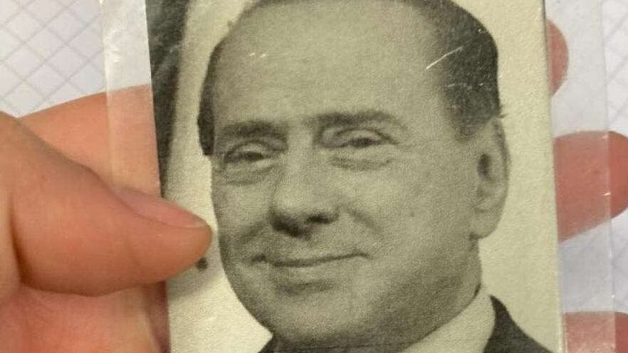 "Ovunque proteggimi dai comunisti". Il santino di Berlusconi spopola sul web