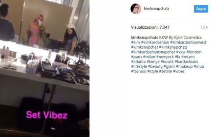 Kim Kardashian sexy con i capelli rosa 4