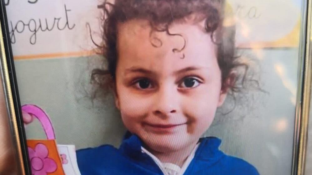 La piccola Elena colpita con la zappa. Così la mamma aveva pianificato tutto