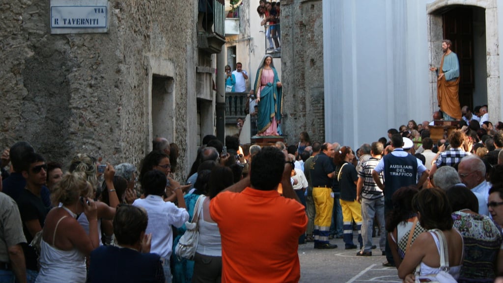 Ravenna, giovani islamici insultano la processione