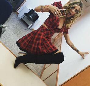 Elenoire Casalegno gioca sensualmente via Instagram 7
