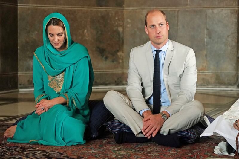 Pakistan, Kate Middleton con il velo per la visita in moschea 5