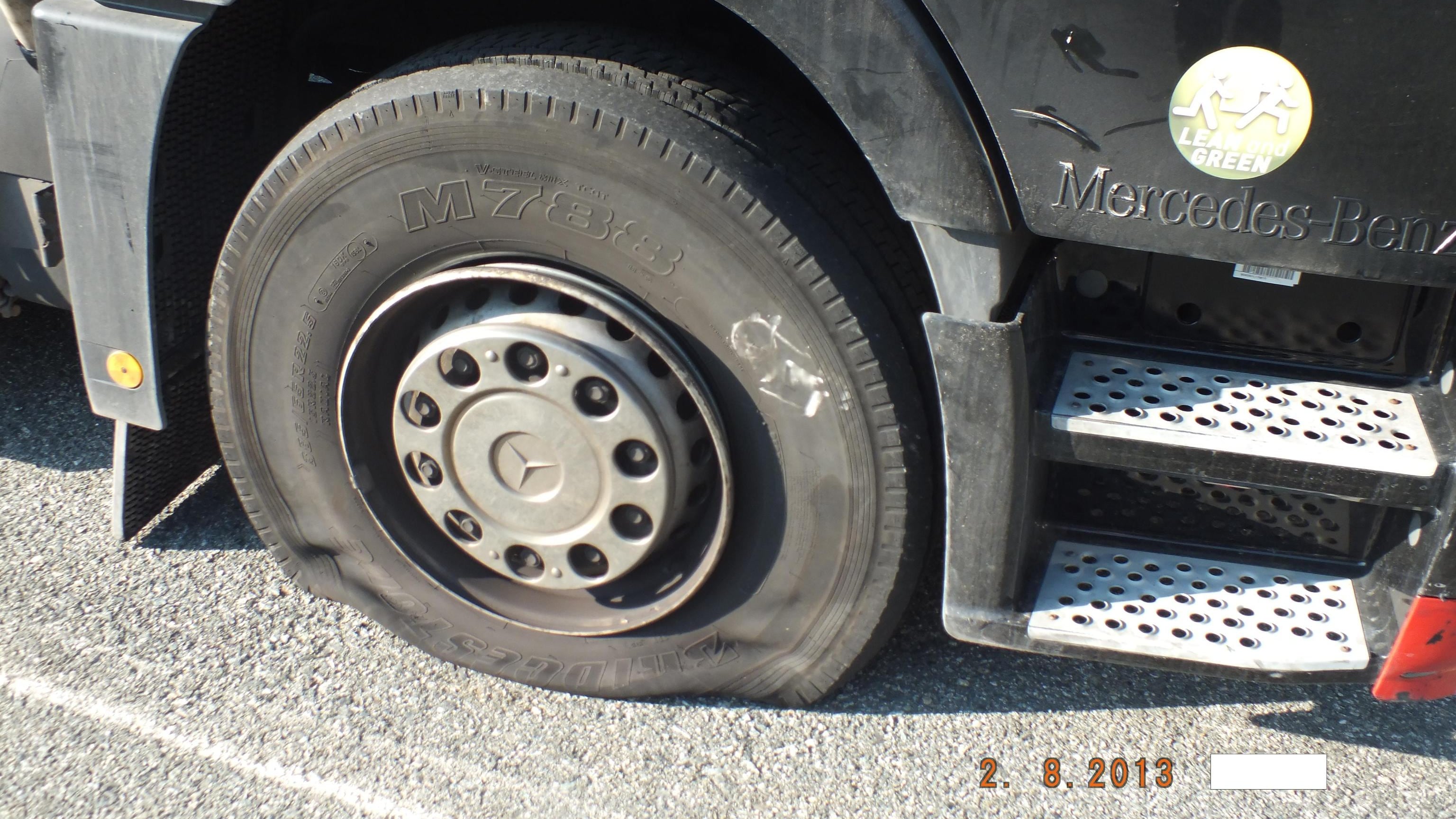 La guerriglia No Tav sbarca in autostrada e dà l'assalto ai Tir