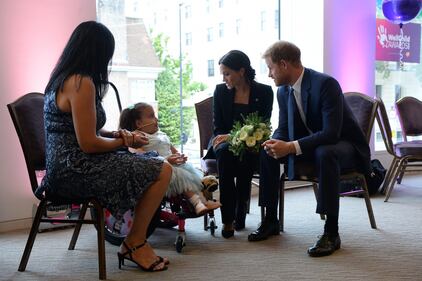 Meghan Markle e il Principe Harry tra i bimbi per beneficenza 4