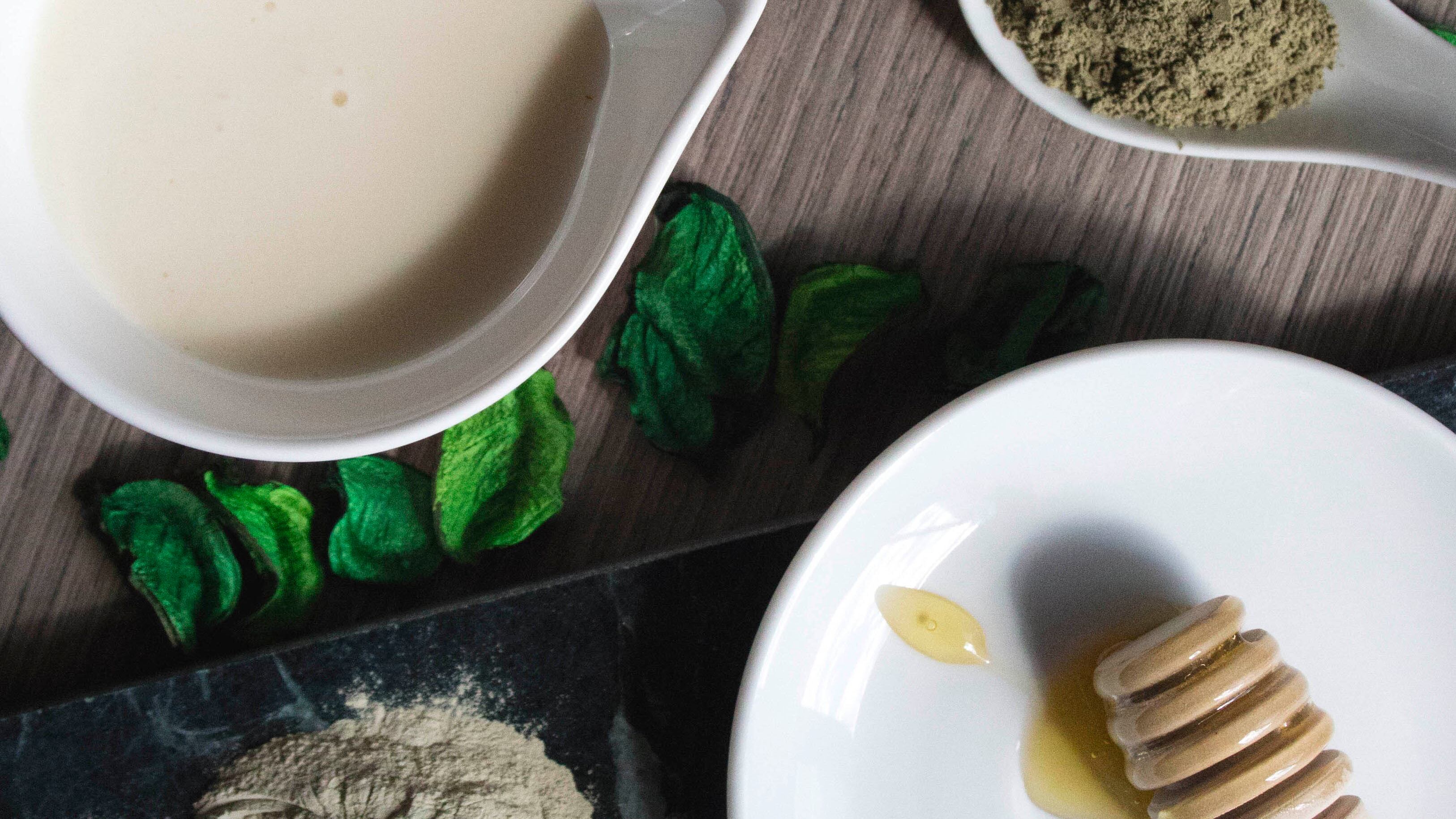Le ricette «bio» personalizzate per i capelli preparate e impiattate dall’hair stylist