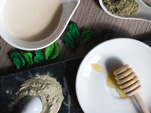Le ricette «bio» personalizzate per i capelli preparate e impiattate dall’hair stylist
