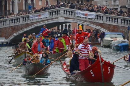 Al via il Carnevale di Venezia: 100 barche sul Canal Grande 7