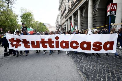 La piazza di Conte che dice no al riarmo 7