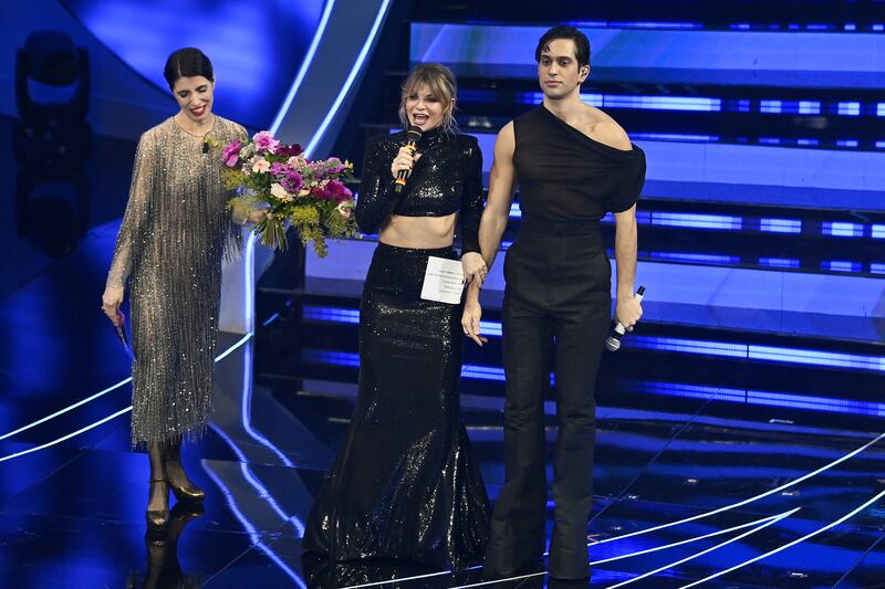 Sanremo 2024: ecco il look della seconda serata del Festival di Mahmood  13