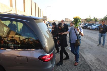 Messina Denaro, l’arrivo della bara al cimitero 4