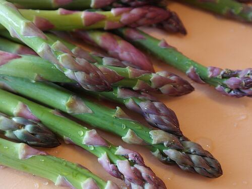 Asparagi, sono antiossidanti e aiutano a combattere la cellulite