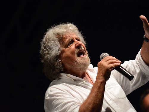 Beppe Grillo prepara il ritorno in campo con un nuovo partito e attacca Conte: “Movimento zero stelle”