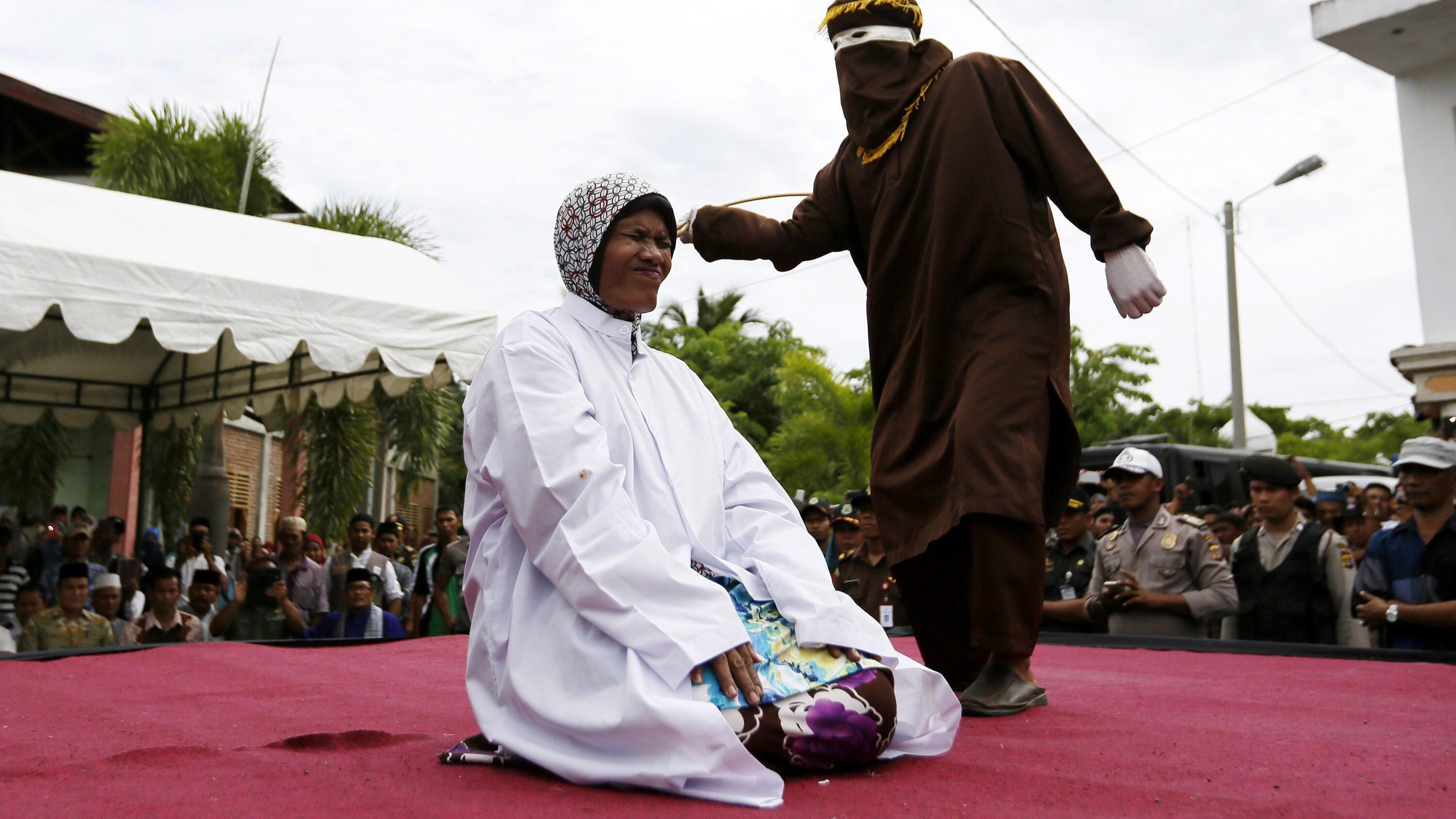 Frustata in nome della sharia la prima cristiana in Indonesia