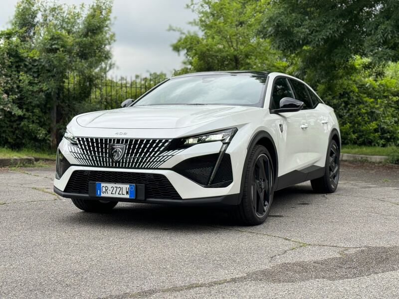 Peugeot 408 Hybrid 225: guarda la gallery del crossover francese (anche) plug-in 3