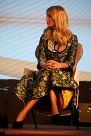 Ivanka Trump elegante in rosso: i bimbi giocano con la gonna 7