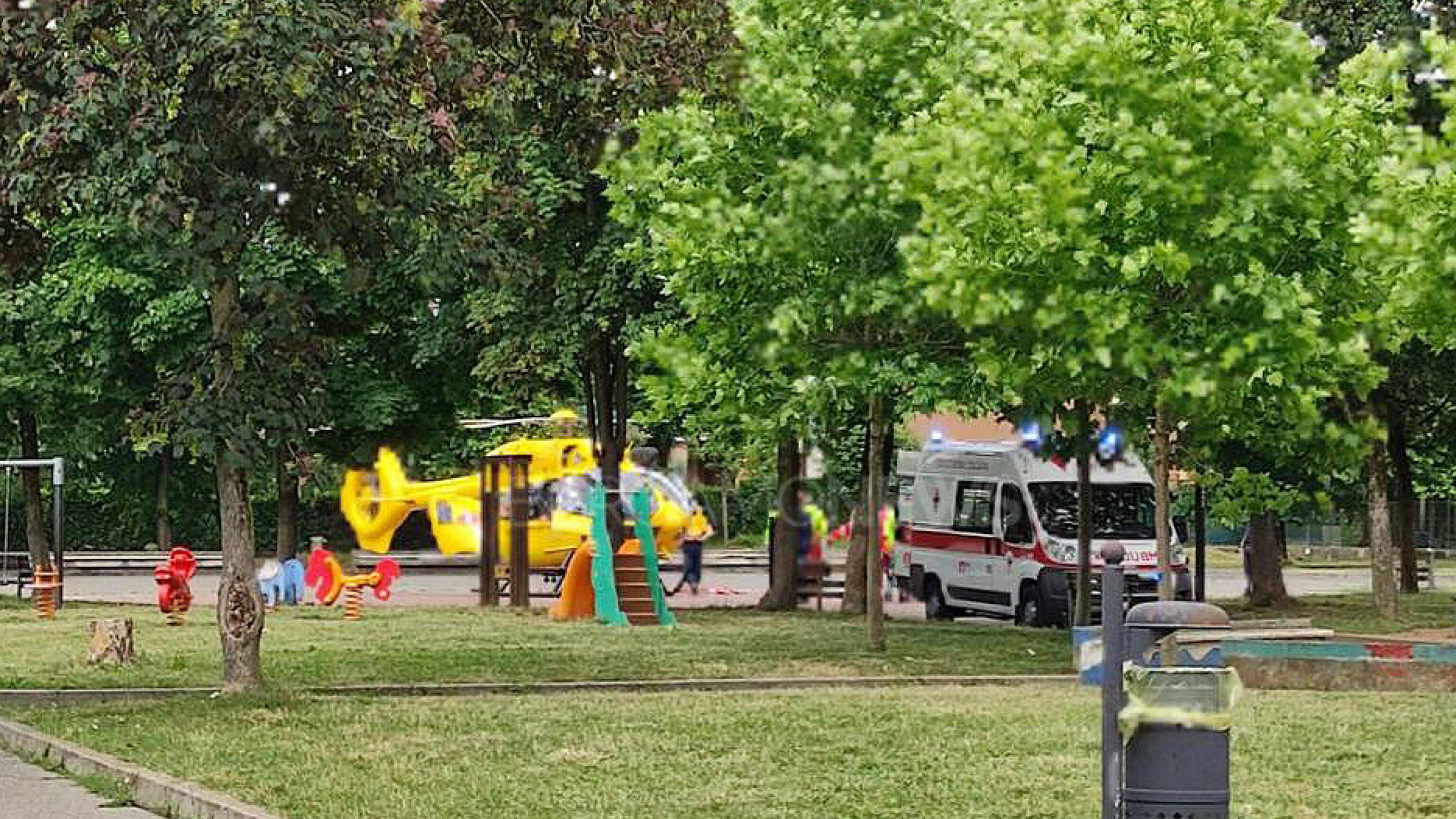 Liquido sulla brace nel cortile all'asilo: cinque bambini ustionati, una è grave