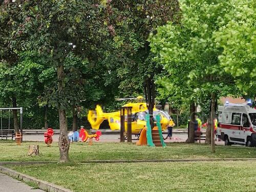 Liquido sulla brace nel cortile all'asilo: cinque bambini ustionati, una è grave