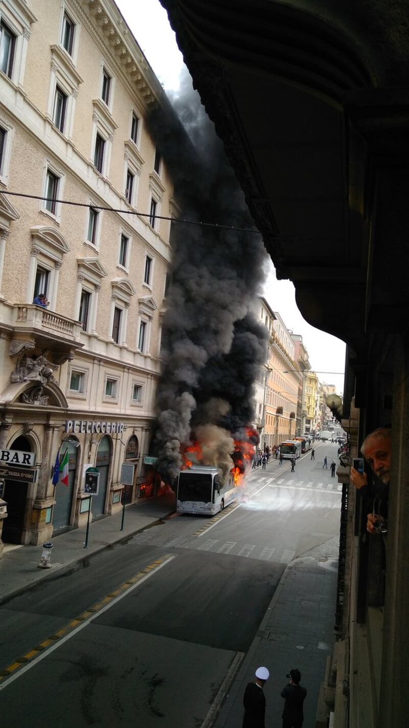 Roma, autobus Atac a fuoco in via del Tritone 4