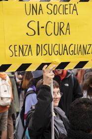 Manifestazione contro il governo: slogan e striscioni degli studenti di Torino 8