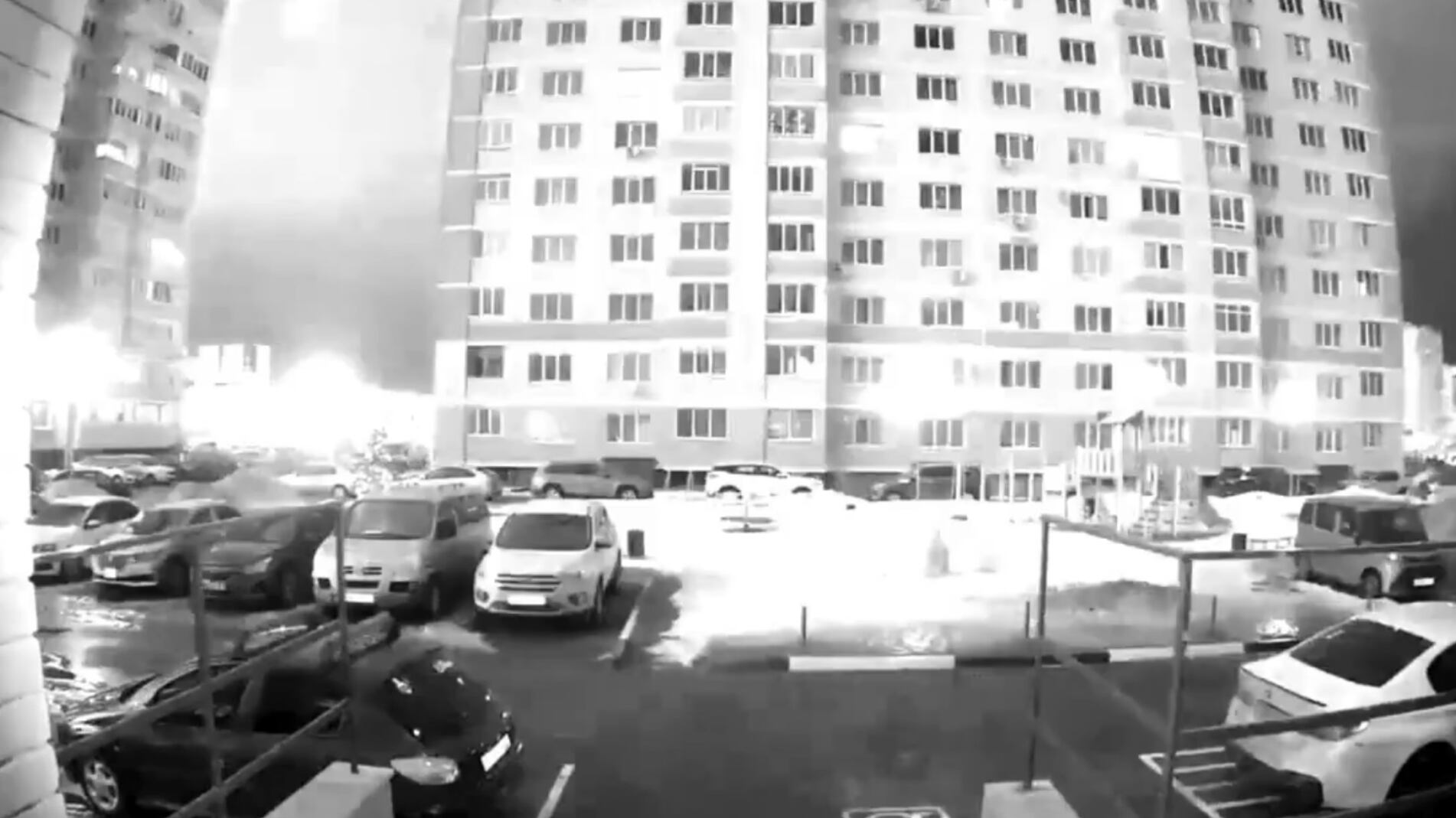 Raid e droni: scatta la "vendetta" ucraina. Ma Putin: "Non resterà impunita"