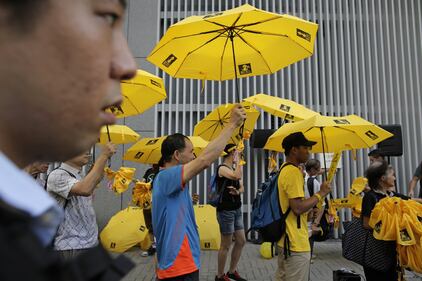 Hong Kong scende in piazza un anno dopo 10