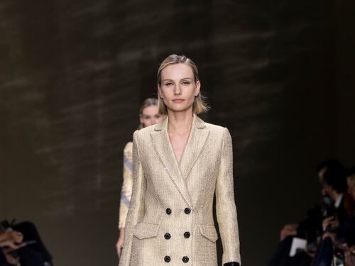 Armani veste le donne di perle e per i suoi 90 anni si regala uno storico palazzo nel cuore di Parigi