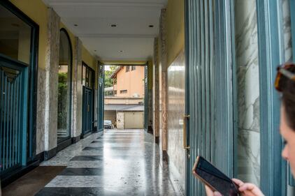 Milano, mamma e figlia precipitano dall'ottavo piano 9